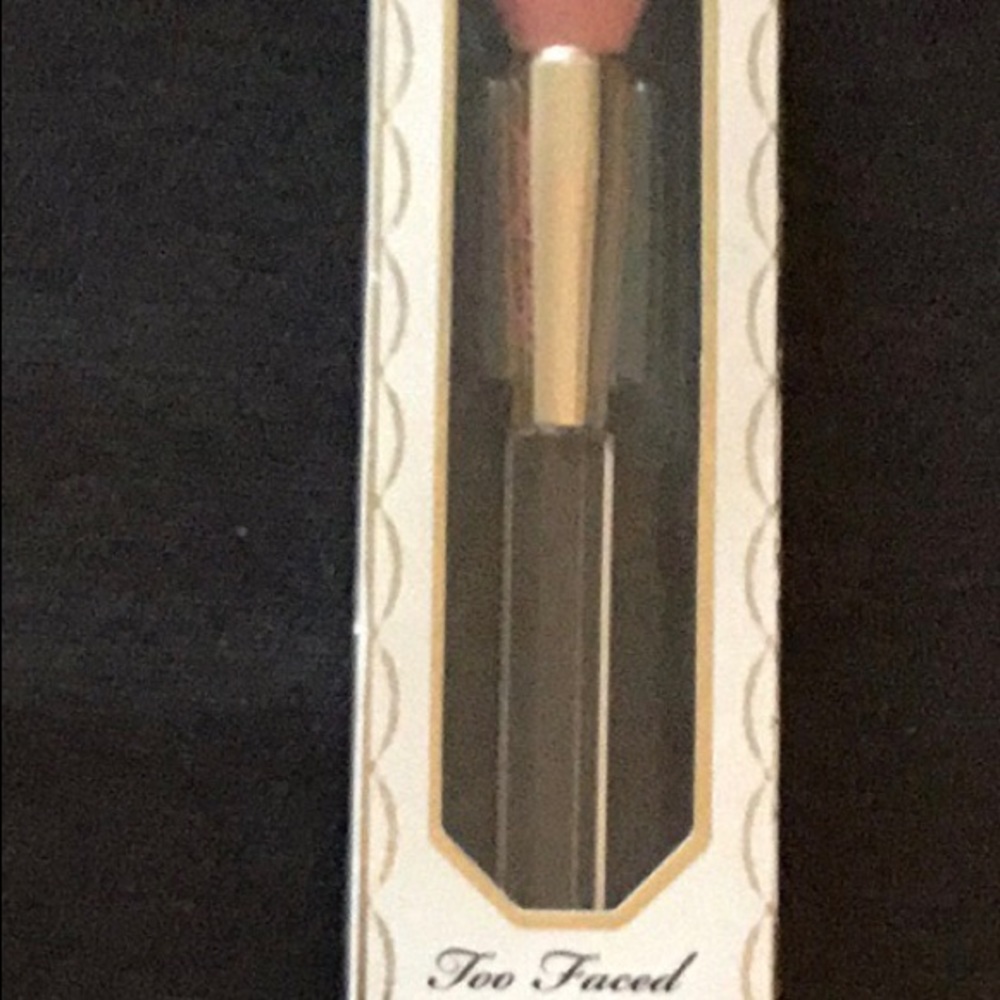 Too Faced Diamond Light Highlighting brush